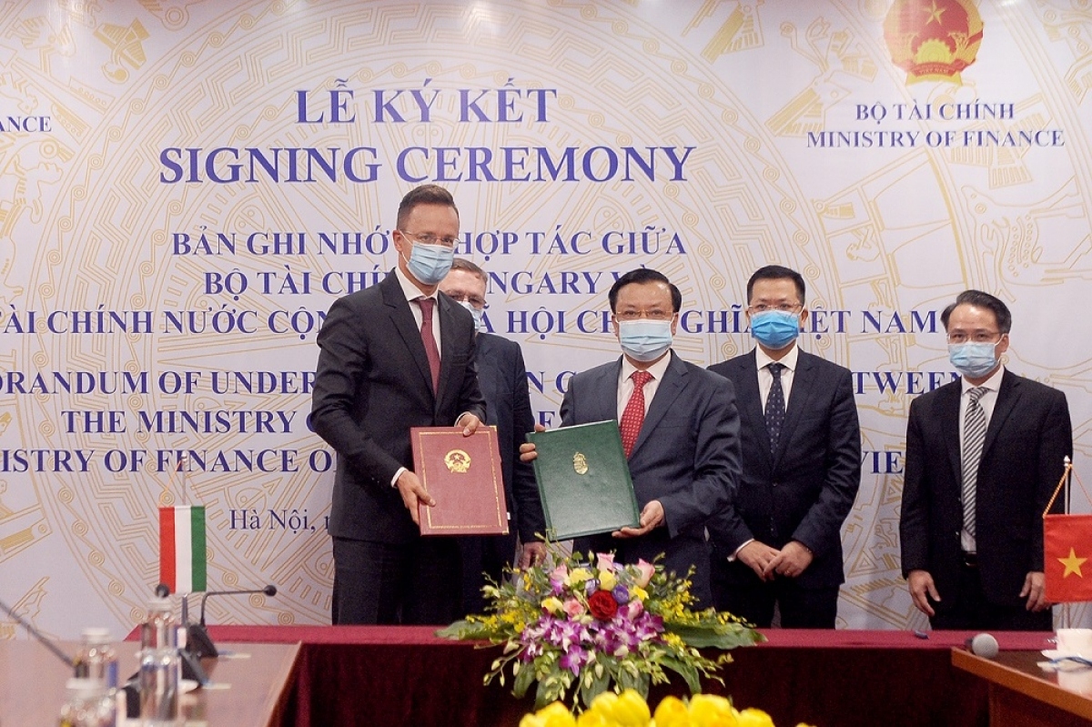 Vietnam, Hungary sign MoU on finance cooperation